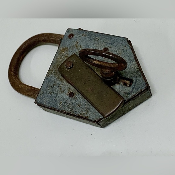 Vintage Angular Metal Heavy Duty Functional Padlock w/ Key - Picture 13 of 16